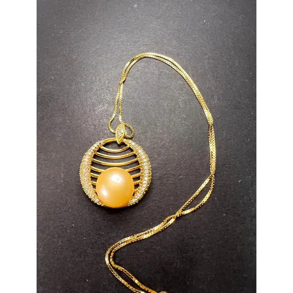 Golden yellow cultured pearl pendant in gold over sterling silver with chain - Picture 3 of 11